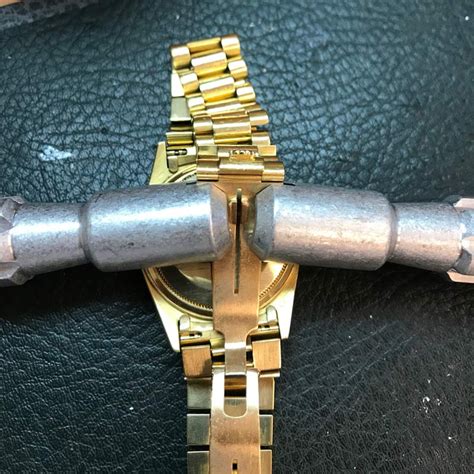 bracelet adjustment rolex|how to adjust rolex clasp.